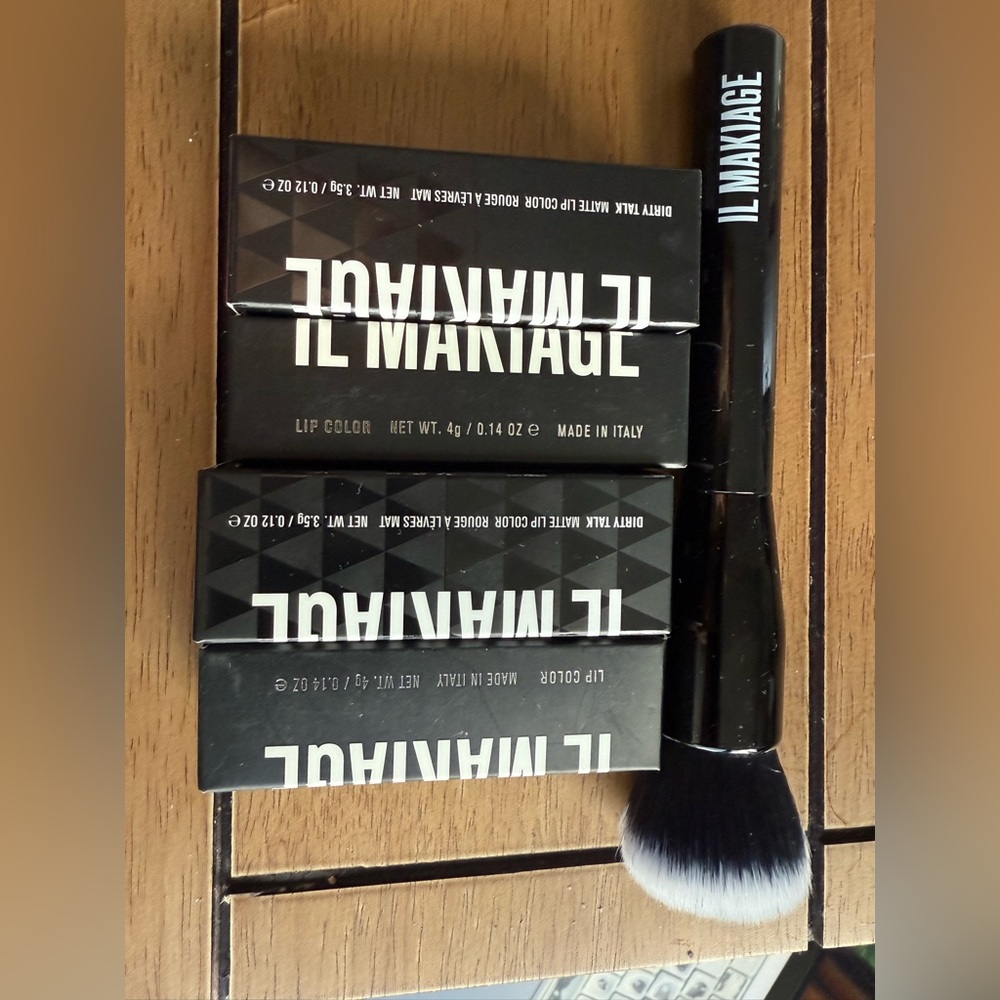 IL MAKIAGE Lip Stick and Gloss with Brush